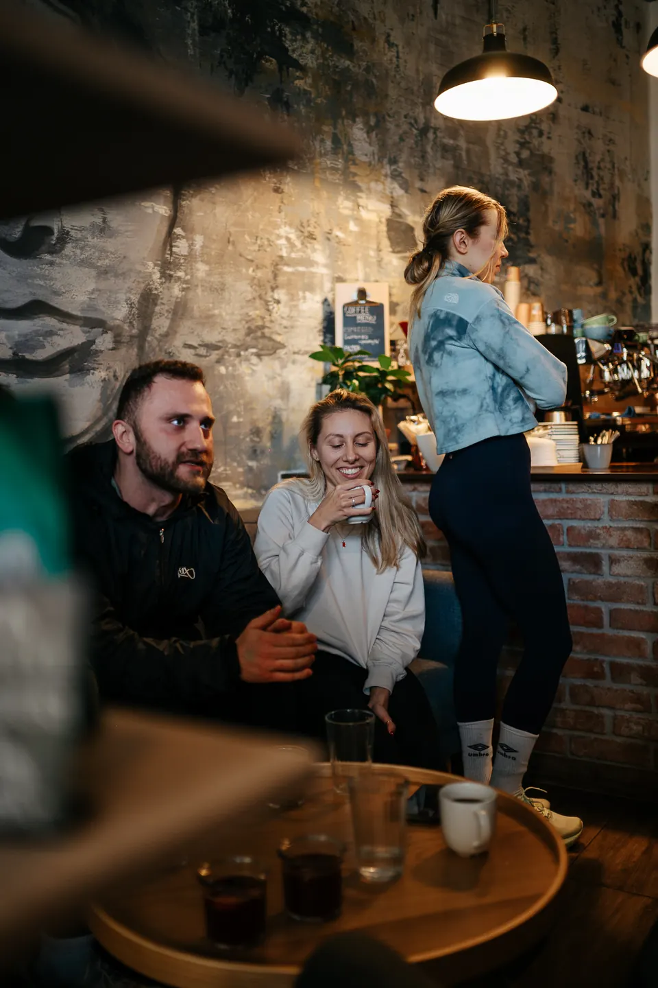 Hosté si povídají u stolku