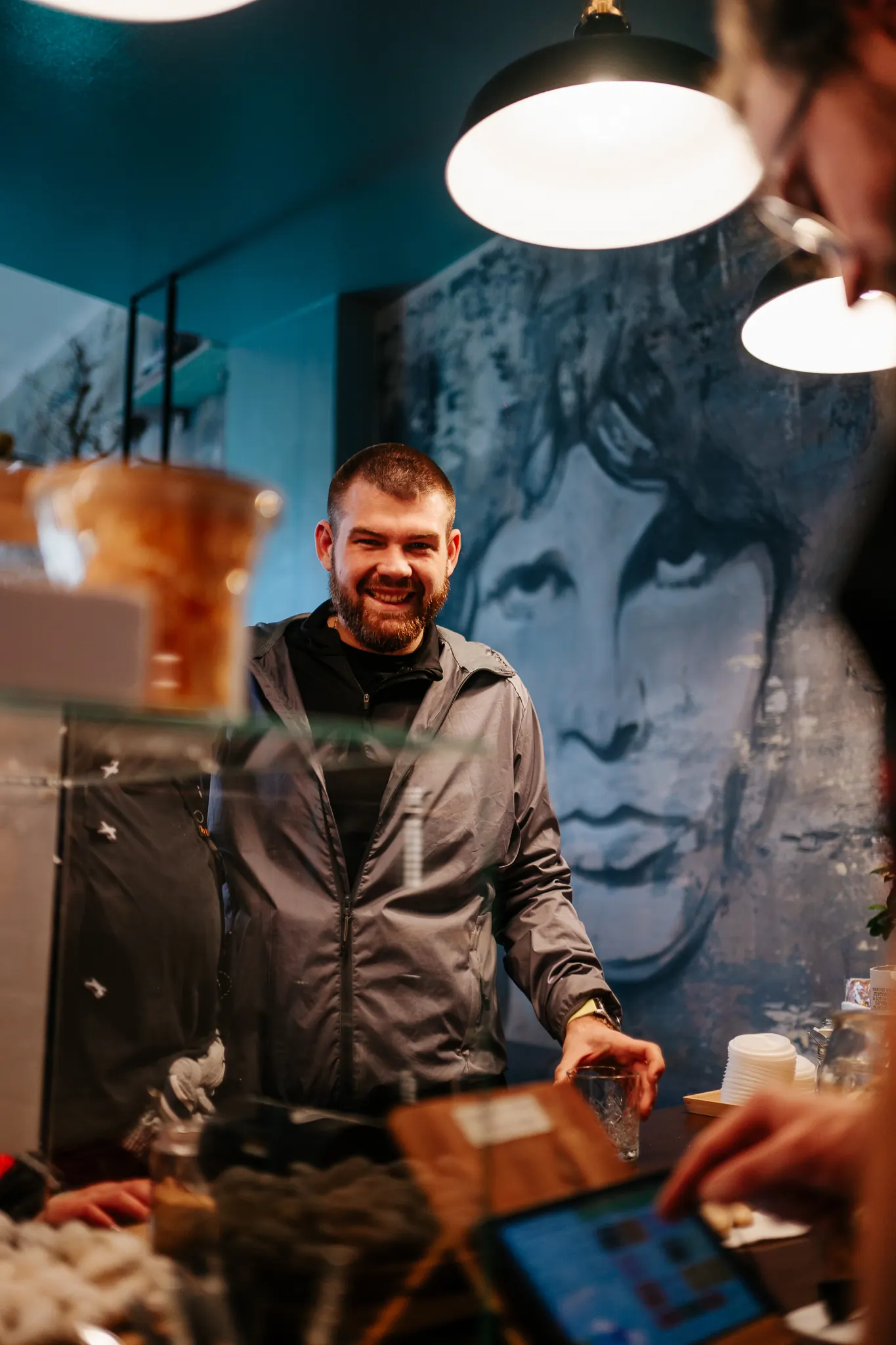Usměvavý barista za barem během akce
