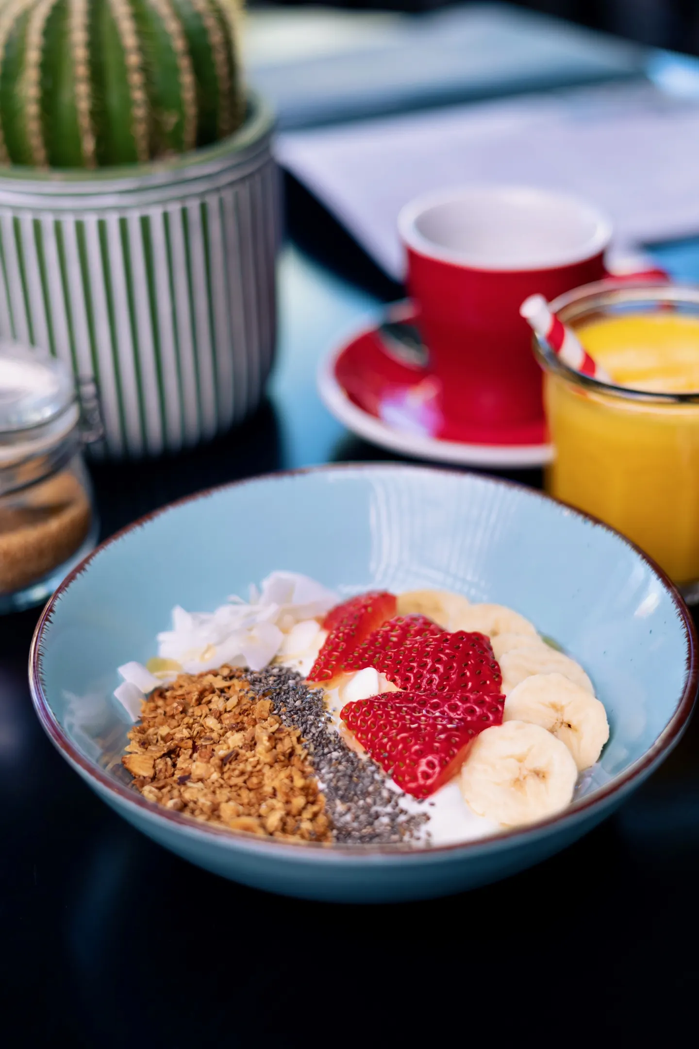 Granola bowl s jogurtem a ovocem